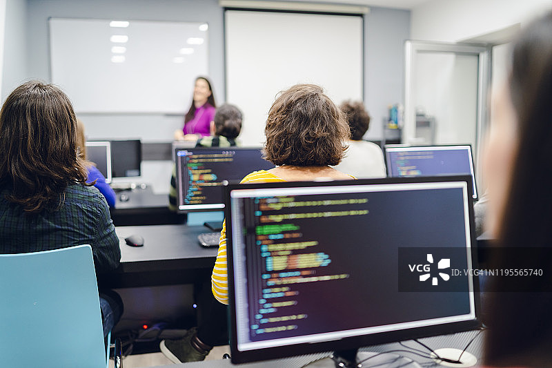 在编程学校的年轻人图片素材