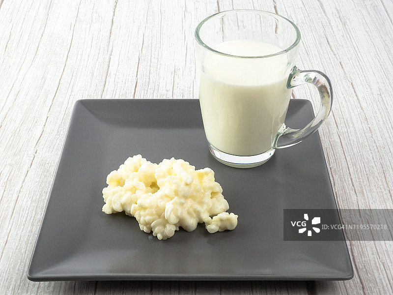 玻璃杯中的克非尔菌和全脂牛奶图片素材