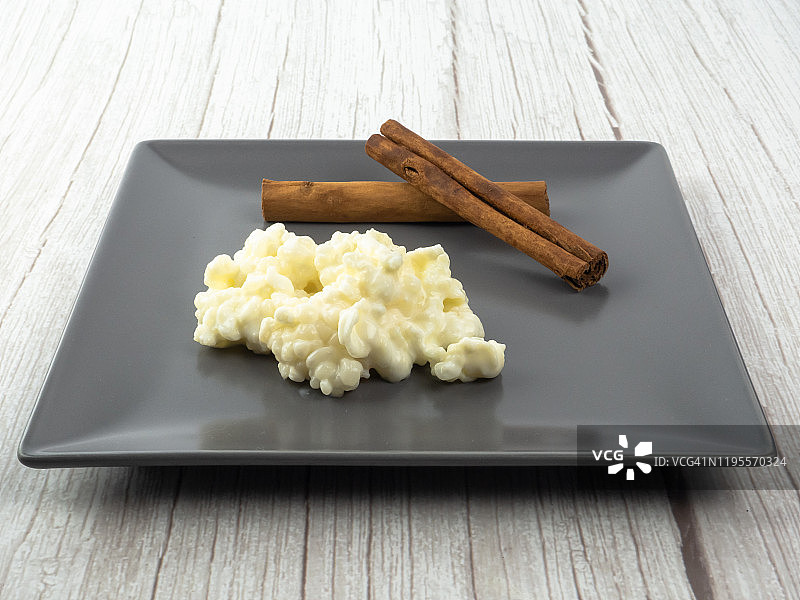 开菲尔真菌和肉桂棒图片素材