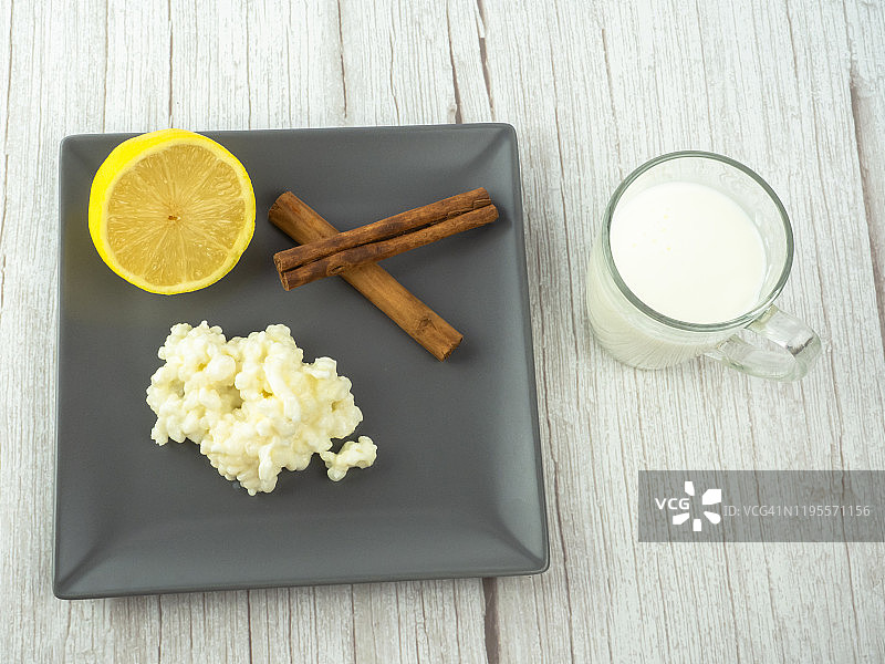 开菲尔菌、半个柠檬和肉桂棒图片素材