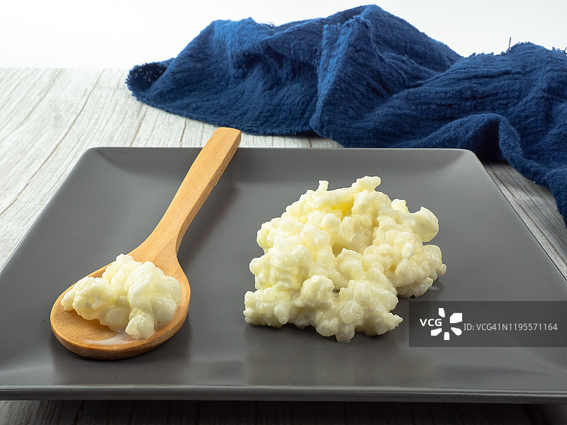 盘子和木勺上的开菲尔真菌图片素材