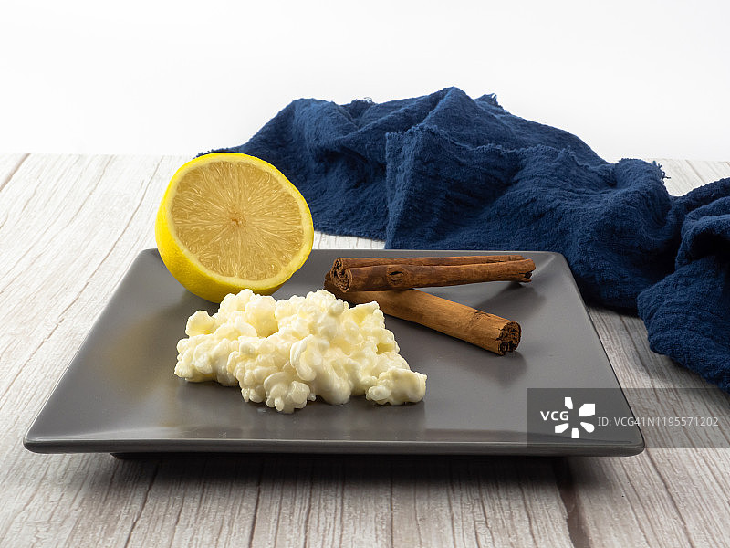 开菲尔菌、半个柠檬和肉桂棒图片素材