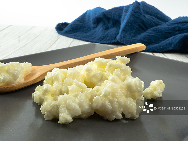 盘子和木勺上的开菲尔真菌图片素材