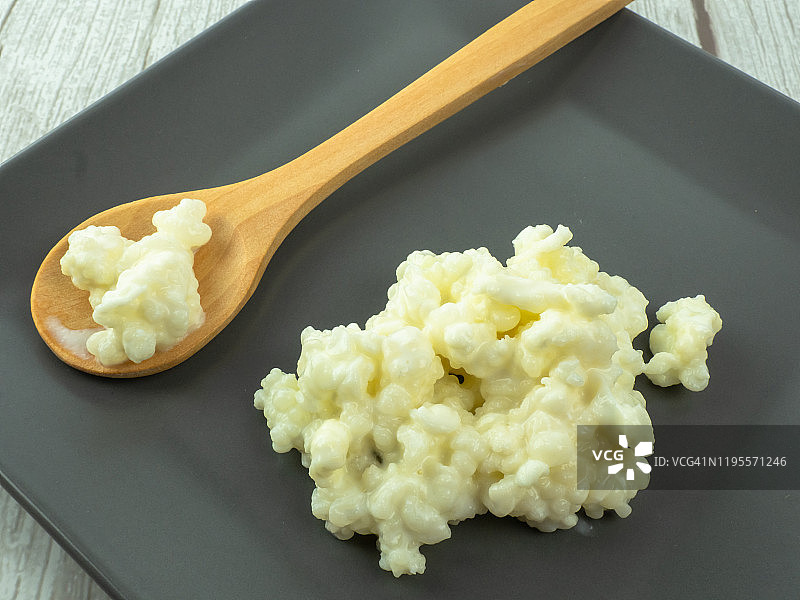 盘子和木勺上的开菲尔真菌图片素材