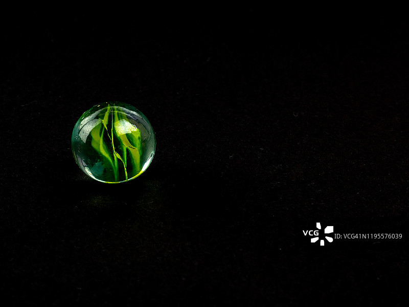 黑色背景下的彩色弹珠特写图片素材