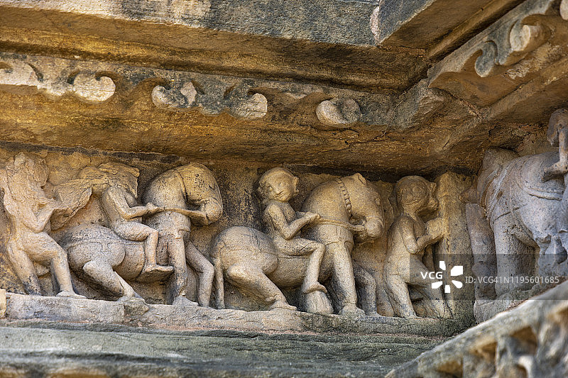 印度卡朱拉霍寺庙群的饰带细节图片素材