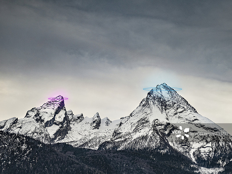 山顶周围的紫色和蓝色光圈数字合成图片素材