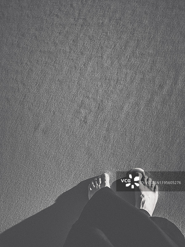 男子在撒哈拉沙漠的低角度照片图片素材