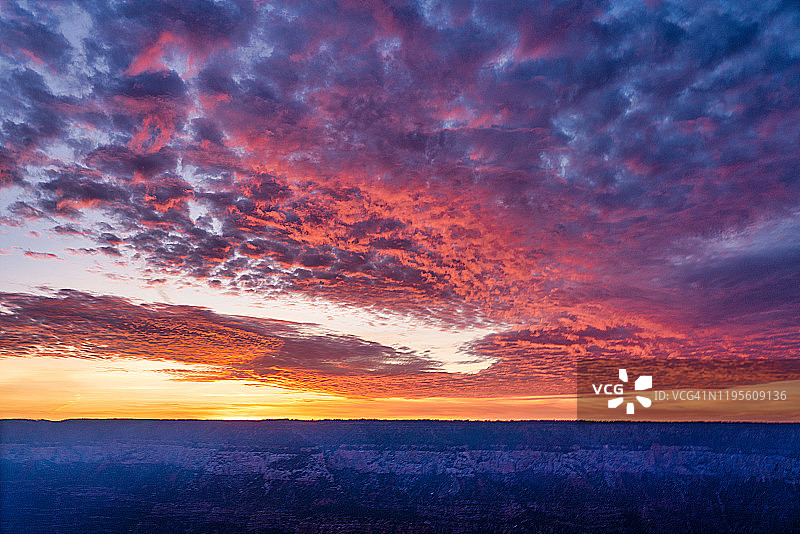 大峡谷黎明时的暴风云图片素材