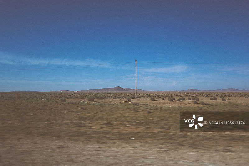 撒哈拉沙漠中湛蓝天空下的平原风光图片素材