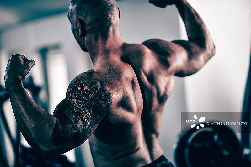 训练后展示肌肉的健美运动员图片素材
