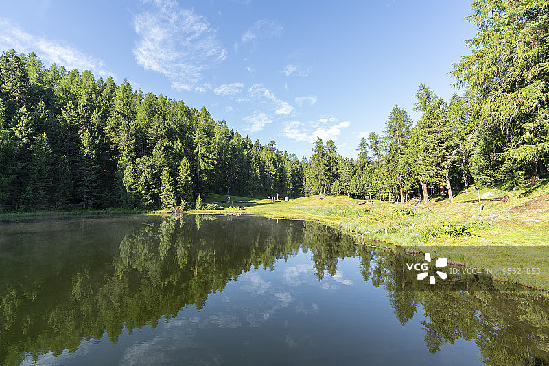 瑞士恩嘎丁莱伊马尔斯湖夏季风光图片素材