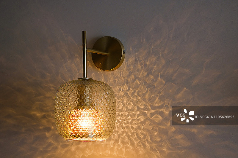 墙上的经典水晶壁灯，墙纸背景，留白图片素材