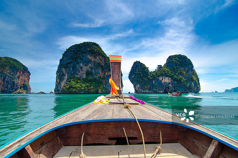 海滩、清澈海水、湛蓝天空与古老木船图片素材