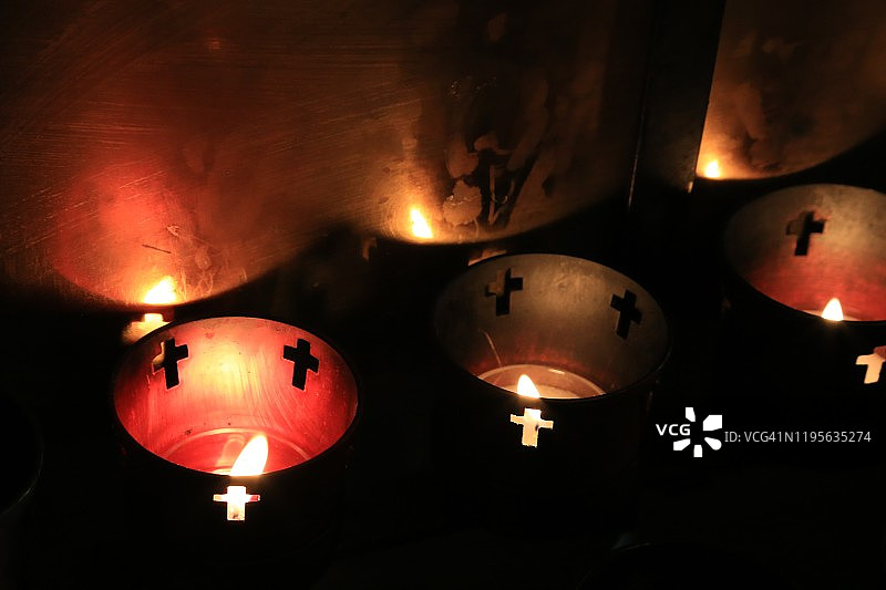 在黑暗中燃烧的还愿蜡烛图片素材