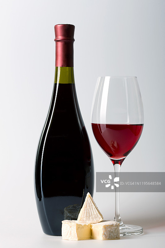 红酒瓶、红酒杯与卡门贝尔奶酪，白色背景图片素材
