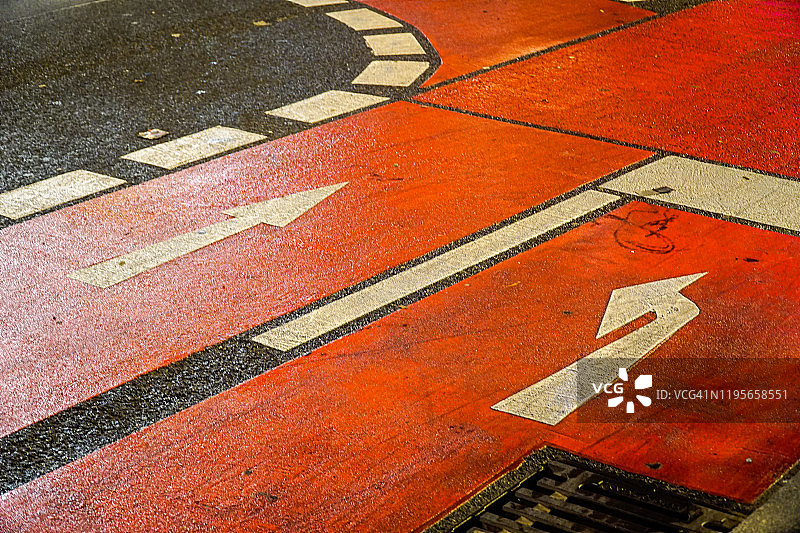 道路上自行车道的特写，车道上有箭头图片素材