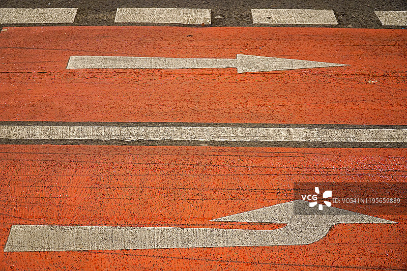 自行车道特写：车道上的箭头图片素材