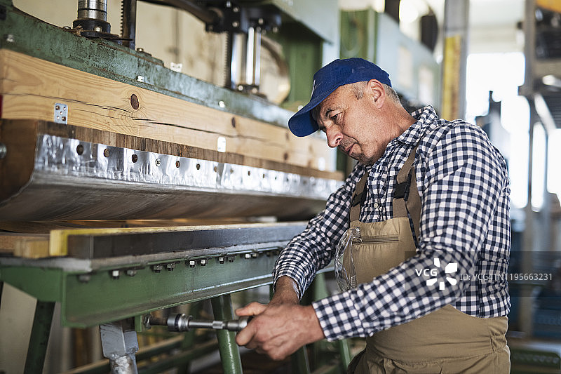 技术人员在工厂维修机械图片素材