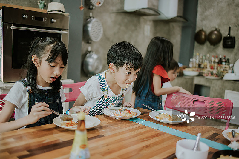 泰国儿童快速吃学校晚餐图片素材