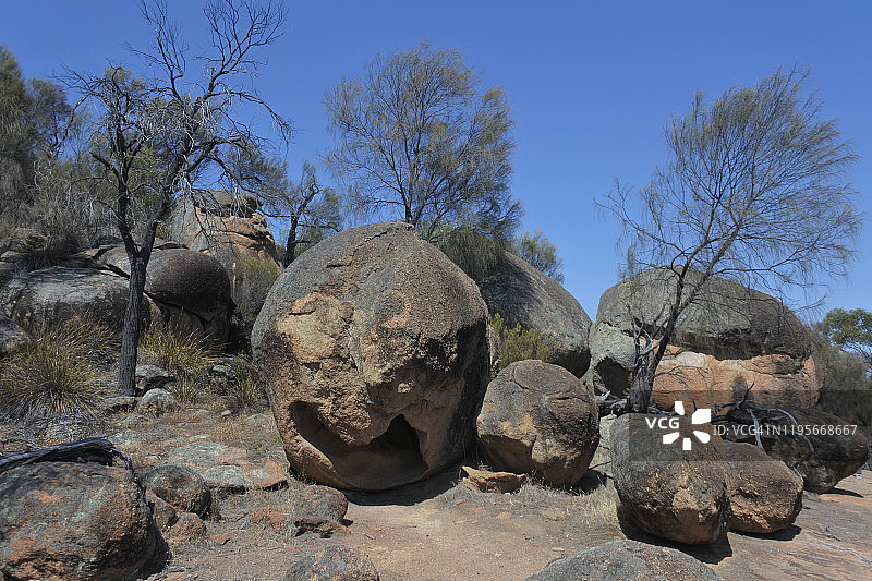 西澳大利亚内陆的巨大圆形巨石图片素材