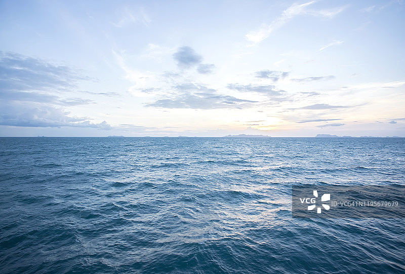 夏季蓝天碧海与柔美日落图片素材