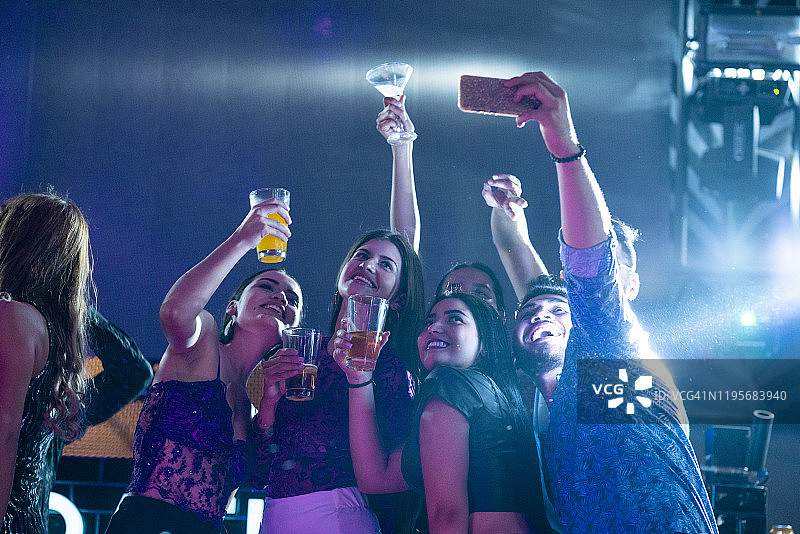 朋友们在迪斯科派对上自拍图片素材