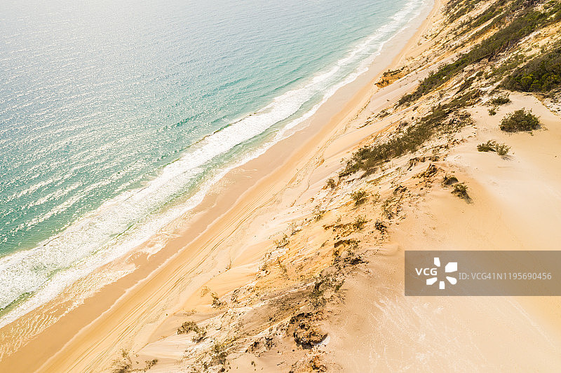 沙丘与海洋鸟瞰图片素材