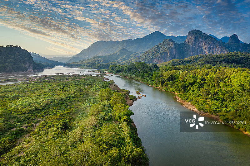 老挝琅勃拉邦湄公河鸟瞰图片素材