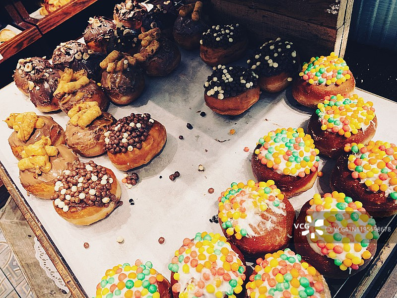 面包店里的果酱甜甜圈图片素材