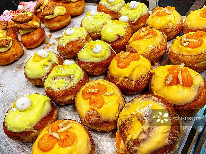 面包店里的果酱甜甜圈图片素材