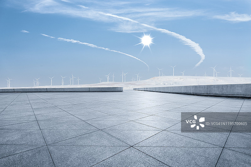 从观景台看新疆阿勒泰雪山风力发电机图片素材