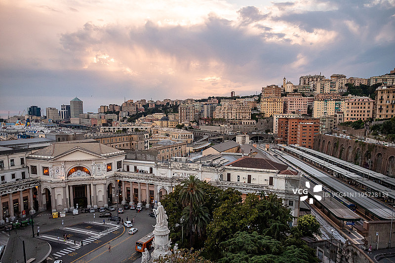 热那亚天际线阿夸韦德广场火车站日落夜景航拍图片素材
