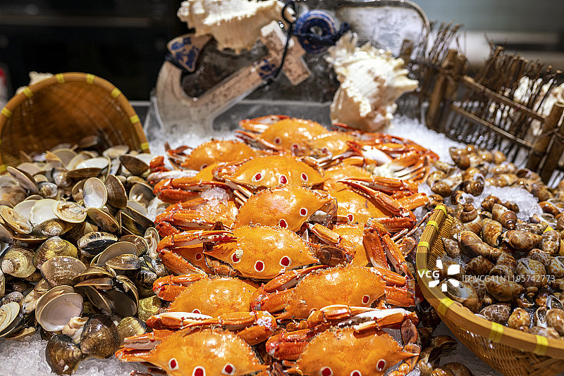 海鲜与冰块置于餐具柜上图片素材