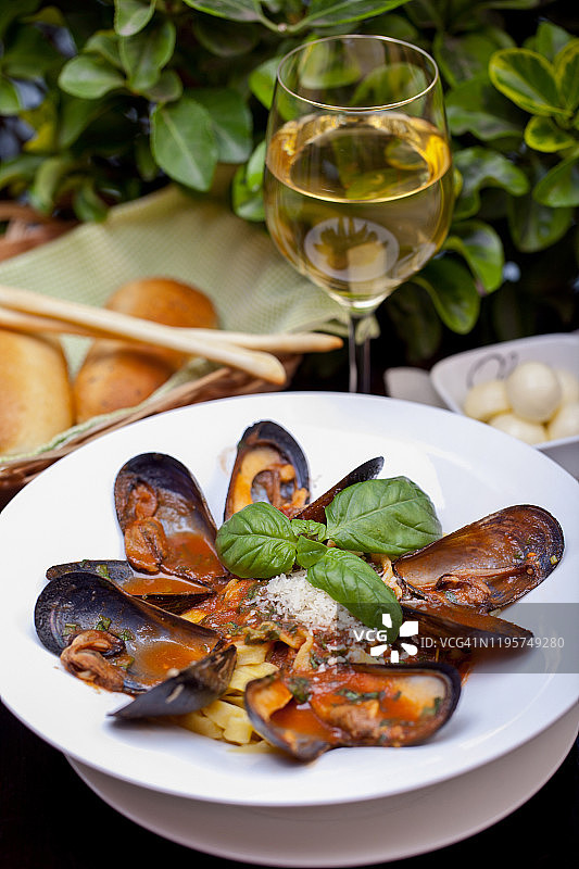 盘装贻贝意面图片素材