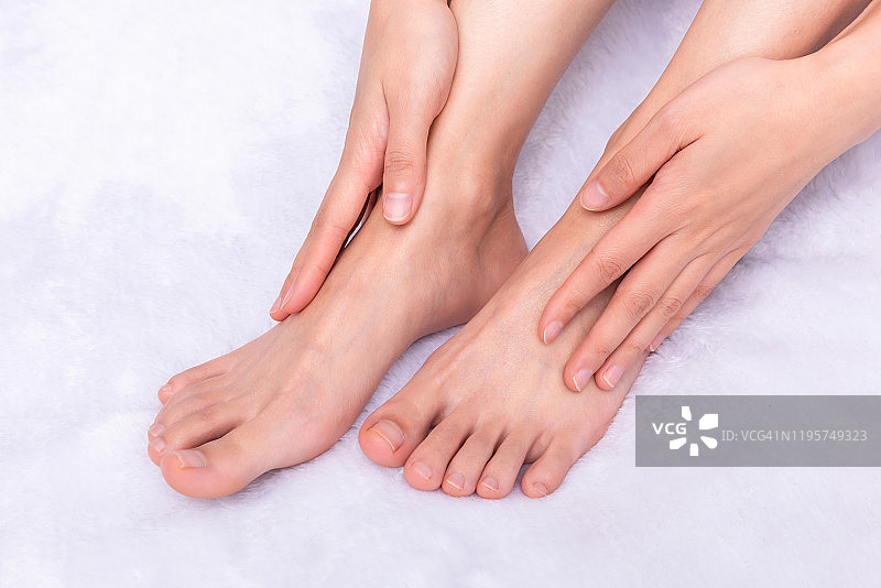 完美的女性足部，手部触碰图片素材