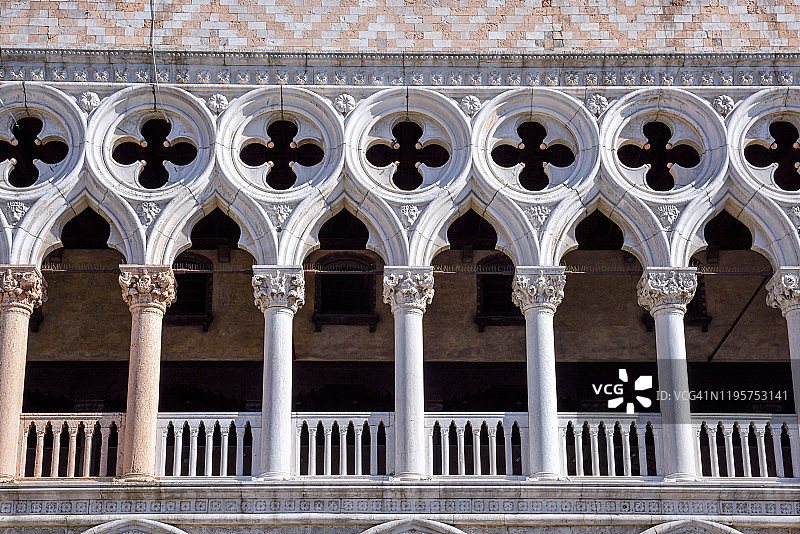 意大利威尼斯圣马可广场总督宫外部柱子景观图片素材