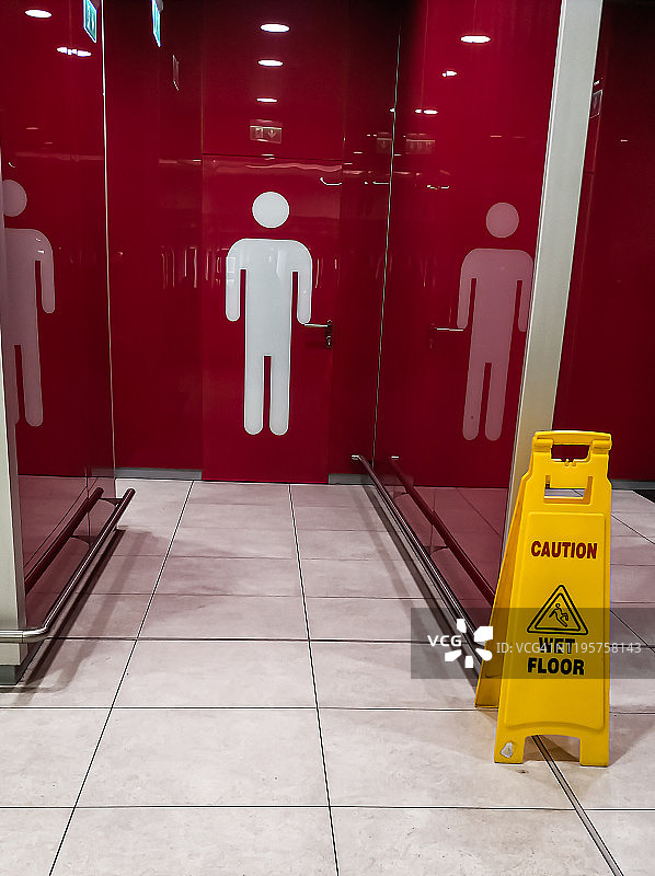 男厕入口湿滑地面小心地滑标志图片素材