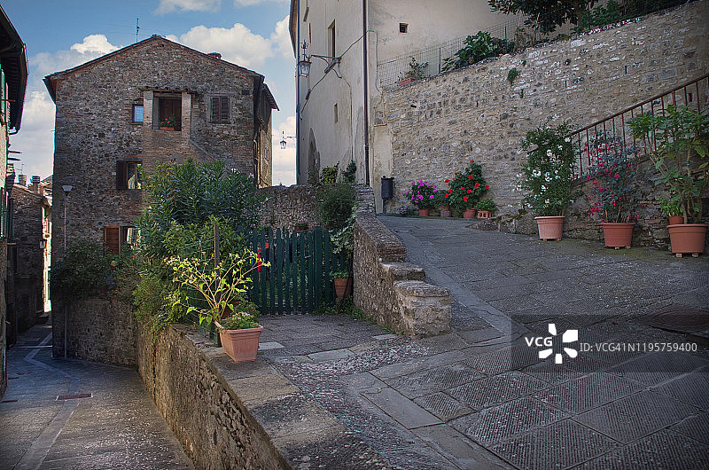 意大利安吉亚里的中世纪乡村庭院图片素材