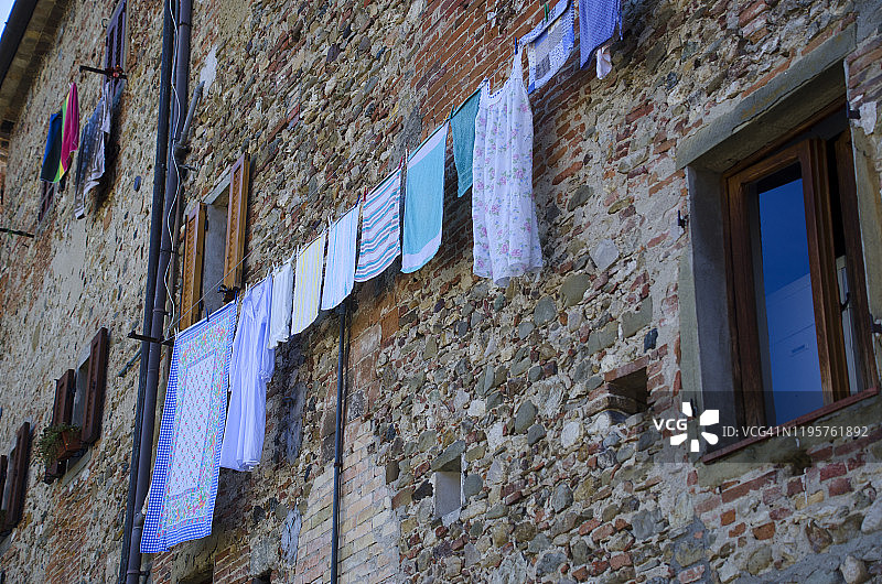 意大利安吉亚里乡村小镇的洗衣日图片素材