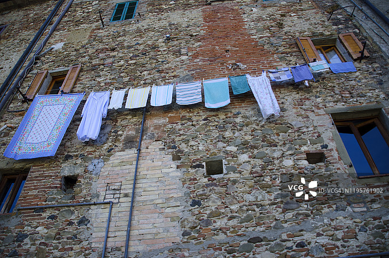 意大利安吉亚里乡村小镇的洗衣日图片素材
