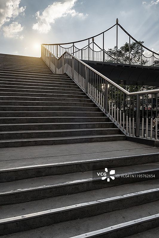 中国杭州，晨曦洒在人行天桥上图片素材