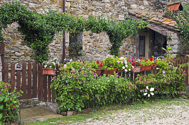 翁布里亚中世纪小镇的前院图片素材