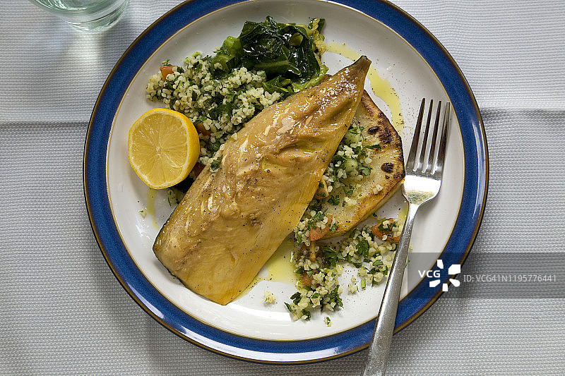 烟熏鲭鱼配芹菜牛排和塔布勒沙拉图片素材