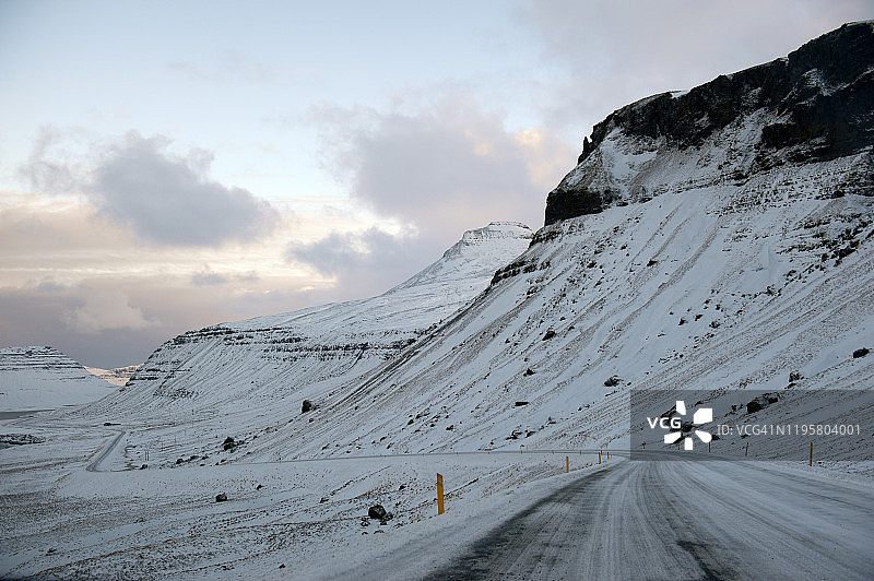 冰岛西部格伦达菲厄泽的沿海公路图片素材