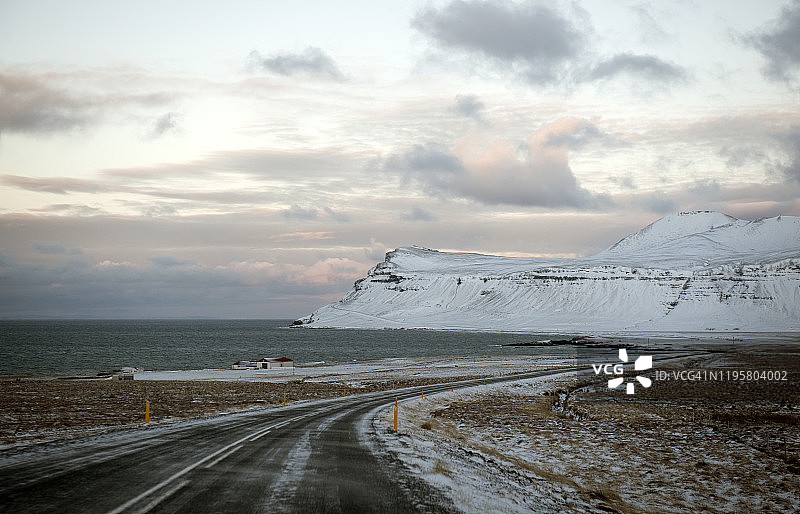 冰岛西部格伦达菲厄泽的沿海公路图片素材