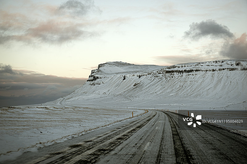 冰岛西部格伦达菲厄泽的沿海公路图片素材