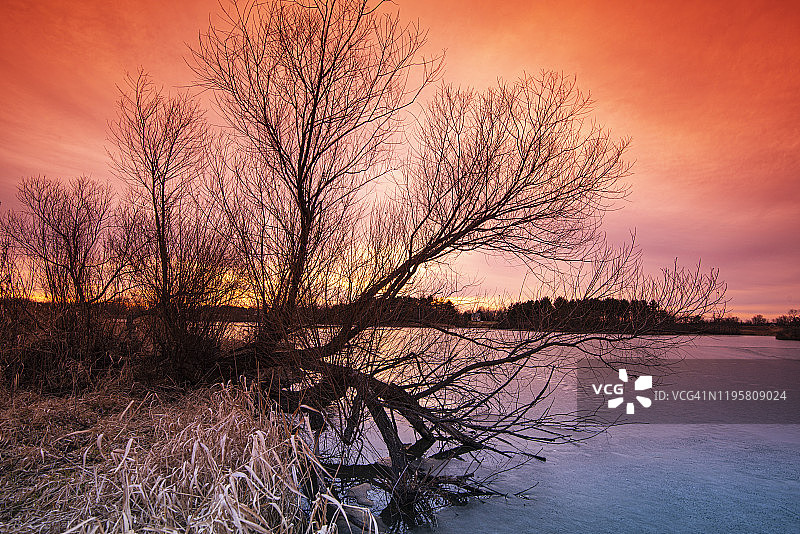 爱荷华州费尔菲尔德普莱森特湖的日落图片素材