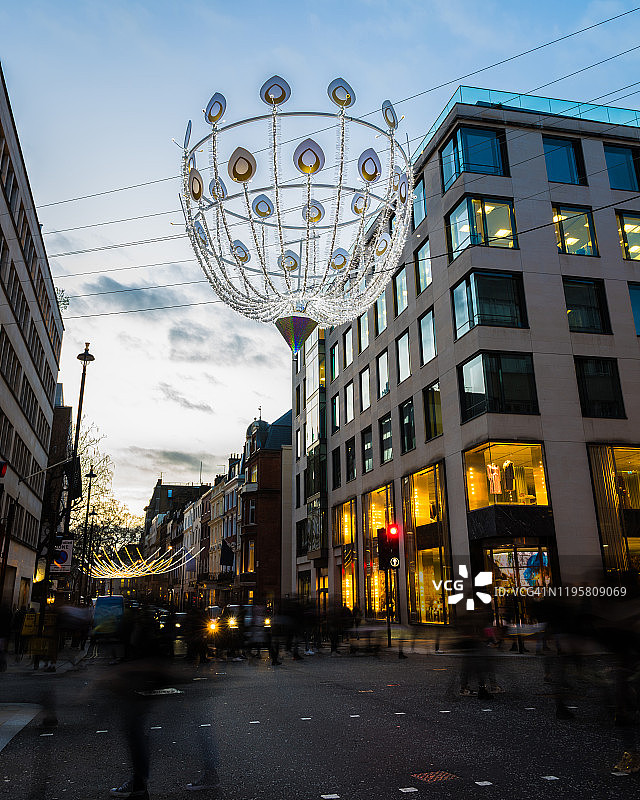 英国伦敦梅费尔新邦德街的圣诞灯饰和购物者（黄昏）图片素材