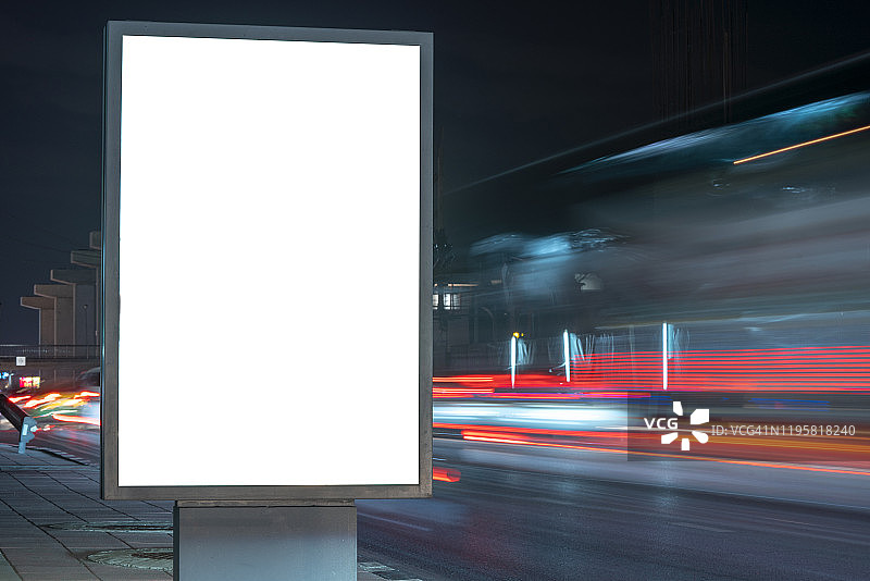 高速公路上的空白banner，城市背景，带屏幕裁剪路径，可用于展示产品或促销图片素材